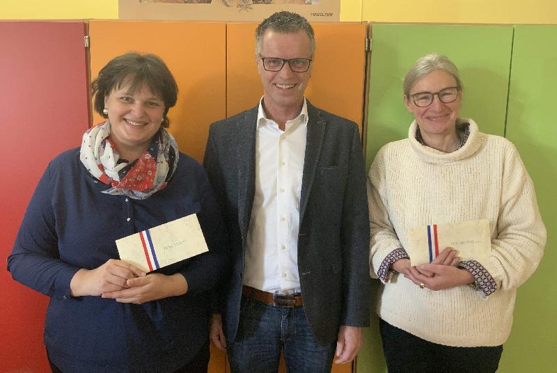 Der wegen der Schuhaussanierung notwendige Umzug der Schülerlesebücherei machte eine Menge Arbeit. Anna-Maria Schreiner-Eckert (r.) und Tanja Schumann (l.) halfen dabei tatkräftig mit. Bürgermeister Hermann Falk (Mitte) belohnte sie dafür mit „Hirschauer Gutscheinen“ in Höhe von 50 Euro. Er würdigte damit auch das ganzjährige Engagement der beiden Frauen für das optimale Funktionieren der Bücherei. - Foto von Werner Schulz