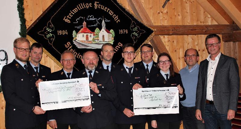 Insgesamt 5 000 Euro steuern die Freiwillige Feuerwehr Steiningloh-Urspring und die Jugendfeuerwehr zur Sanierung und Neugestaltung des Innenraums der Dorfkapelle bei. Bei der Spendenübergabe v. l.: FW-Vorsitzender Sebastian Lobenhofer, 2. Kommandant Josef Giehrl, 1. Kommandant Ludwig Fischer, Ortssprecher Erich Stauber, 2. FW-Vorsitzender Michael Pfab, Benedikt Lederer, Jugendwart Tobias Kummer, Antonia Stauber, 2. Bürgermeister Josef Birner und 1. Bürgermeister Hermann Falk. - Foto von Werner Schulz