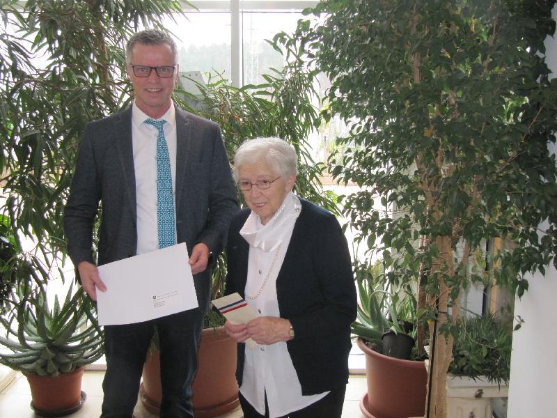 Erster Bürgermeister Hermann Falk überbrachte Glückwünsche im Namen der Stadt Hirschau und des Landrates Richard Reisinger an Anna Frankfurther. - Foto von Gerhard Fleischmann