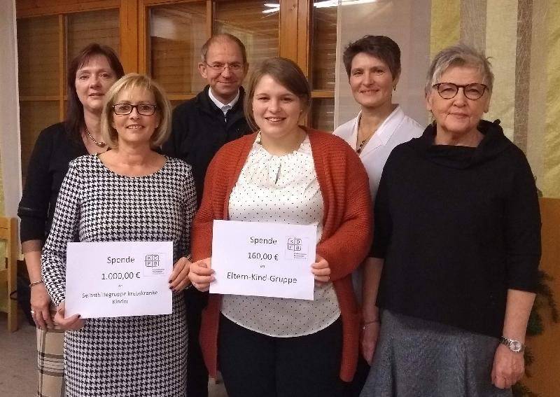 Vier 500-Euro-Spenden überreichte das Frauenbund-Führungstrio Gerlinde Siegert (l.), Irmgard Sellmeyer (3.v.r.) und Irmgard Müller (r.) im Rahmen der Adventfeier. Mit ihnen im Bild die Spendenempfänger Richard Sellmeyer (Sozialstation, 2.v.l.), Bastian Götz (HvO, 3.v.l.), Johannes Sellmeyer (HvO, 4.v.l.), Pfarrer Johann Hofmann (4.v.r.) und Cornelia Ströwe (2.v.r.). - Foto von Werner Schulz