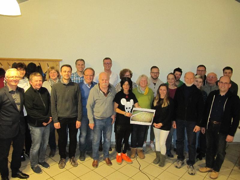 Die Baumpaten der Streuobst wiese in Hirschau mit: links Roland Maier Vorsitzender OGV Hirschau, vierter von links Jürgen Hartmann, Anleiterteam, dahinter 1.Bürgermeister Hermann Falk, rechts 2.Bürgermeister Josef Birner. - Foto von Gerhard Fleischmann