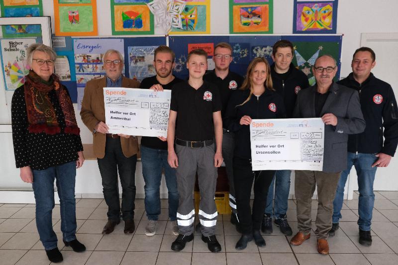 Mit jeweils 500 Euro unterstützt der Lions-Club Amberg-Sulzbach die Helfer vor Ort von Ammerthal und Ursensollen. Von links Hilfswerk-Vorsitzende Dr. Marita Sagstetter, Club-Präsident Peter Rückerl, die Ammerthaler Abordnung mit Stephan Knorr, Moritz Koberstein und Moritz Schmid, daneben Corina Eisner (Ursensollen), Josef Graml (Ursensollen), Lions-Schatzmeister Hans Fürnkäs und Marco Preißler (Leiter der HvO Ursensollen). Bild: Uschald - Foto von Uschald