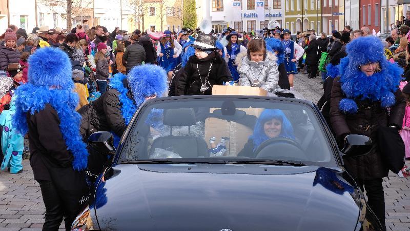 Der Himmel weiß-blau, hunderte kleine kunterbunt kostümierte Narren, dazu hunderte enthusiastisch „Hirschau Oho“ rufende große Narren am Straßenrand – Hirschau erlebte letztes Jahr einen Kinderfaschingszug wie aus dem Bilderbuch. Am 15. Februar gibt es eine Neuauflage mit einer Rekordbeteiligung an Gruppen. Im Bild das letztjährige Prinzenpaar Felix I. und Eva I.. - Foto von Werner Schulz