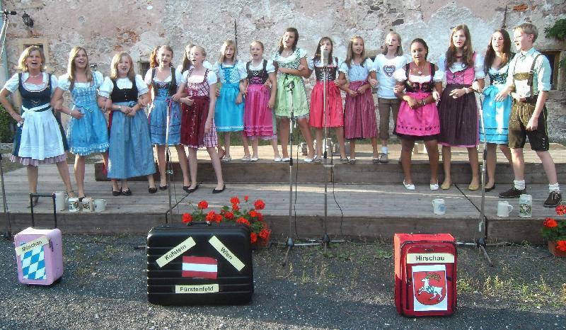 Hellauf begeistert waren gut 400 Zuschauer von der Schlager-Weltreise, zu der sie Gertrud Siegert (l.) und ihr „Herzwärts-Chor“ im Juli 2012 bei der Serenade im Schlosshof mitnahmen. Der Chor glänzte nicht nur als Ganzes. Jedes Chormitglied bewies seine stimmlichen Fähigkeiten mit einer Solodarbietung. Rechts im Bild: Der einzige Junge: Florentin Siegert.  - Foto von Werner Schulz