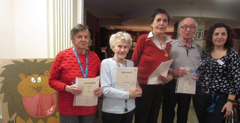 Die erfolgreichsten Winter-Olympioniken des Hauses Evergreen (v. l.): Babette Beer (4. Platz), Gerda Blank (2. Platz), Karin Ottmann (1. Platz), Wolfgang Sagner (3. Platz) und Sifa Heldmann, die Leiterin des Evergreen-Betreuungsteams. - Foto von Werner Schulz