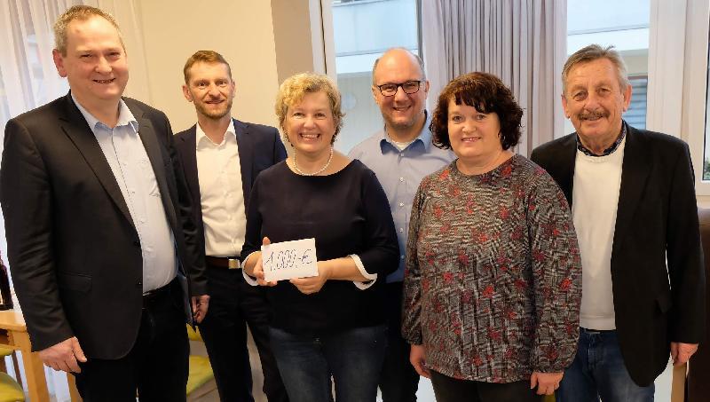 Dank „Bertls legendärer Karpfen” konnte die Massenrichter CSU an Birgit Seidl, die Leiterin der Solitären Tagespflege eine 1 000-Euro-Spende übergeben. V. l.: Vors. CSU Massenricht u. Stadtrat Josef Luber, Vors. CSU Ehenfeld u. Stadtrat Christian Gnan, Tagespflege-Leiterin Birgit Seidl, stellv. Vors. CSU Massenricht Dieter Kohl, Martina Schiffl und Vors. Förderkreis Altenhilfe Werner Schulz. - Foto von Werner Schulz