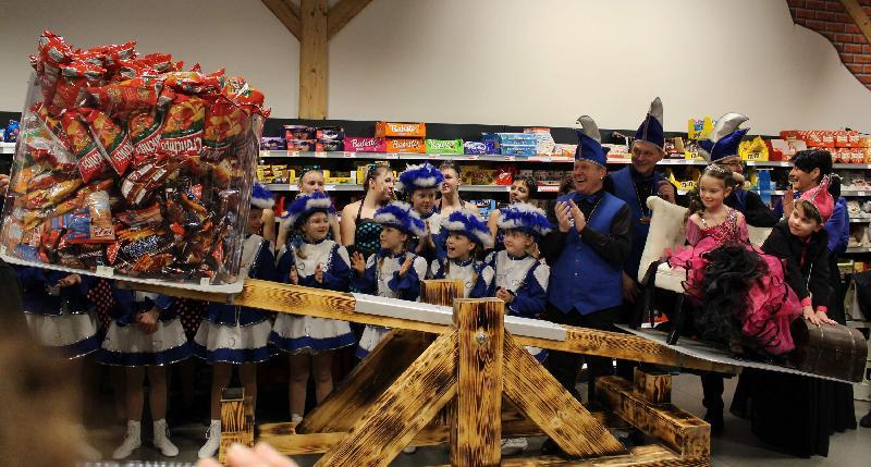 Jede Menge Süßigkeiten – exakt 120 Kilogramm - wird es morgen beim Hirschauer Kinderfaschingszug regnen. Wie im Vorjahr ließen Edeka-Chef Markus Schiml und Marktleiter Roland Gleißner das Kinder-Prinzenpaar gegen die Schleckereien aufwiegen. Nicht nur Prinz Jan I., der die Stadtkasse mit auf die Waage brachte, und Prinzessin Mara I., sondern auch (v. l.) Hofmarschall Martin Merkl, die Elferräte Markus Meier und Sandro Gärtner sowie Garde-Präsidentin Regina Merkl und die Gardekinder hatten ihre helle Freude an der Zeremonie.  - Foto von Werner Schulz