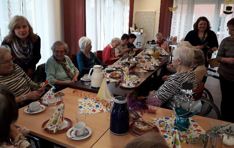 Die Schnaittenbacher CSU-Frauen-Union besuchte auch dieses Jahr am Valentinstag die Bewohner des Seniorenzentrums Evergreen und überraschte sie mit einem Rosengruß. Im Bild stehend von links: FU-Ortsvorsitzende Stadträtin Elisabeth Kraus, Stadtratskandidatin Manuela Fronhofer und Elli Schulze. - Foto von Werner Schulz