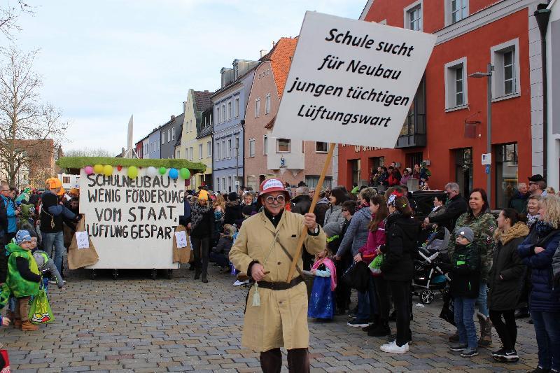 An der Spitze des Hirschauer Kinderfaschingszugs marschierte wie gehabt Stadtheimatpfleger Sepp Strobl. Als auf die Rente zugehender Schul-Hausmeister knöpfte er sich als „Alter Lüftungswart“ den Beschluss des Stadtrats vor, bei der Schulhaussanierung auf die Lüftungsanlage zu verzichten. „Schule sucht für Neubau jungen tüchtigen Lüftungswart!“ - Foto von Werner Schulz