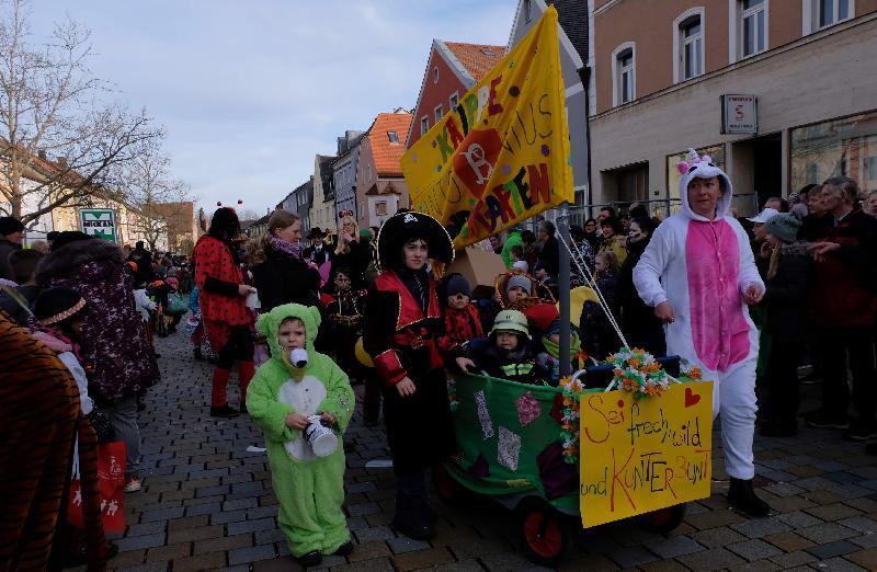 Kinderfaschingszug wie aus dem Bilderbuch