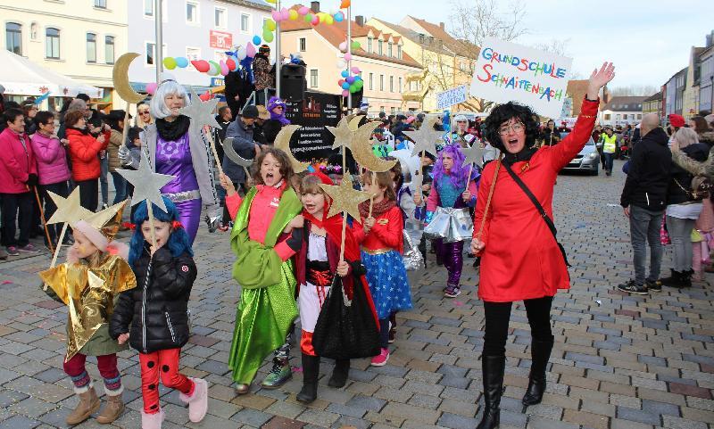 Kinderfaschingszug wie aus dem Bilderbuch