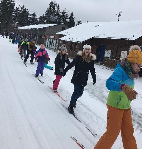 Auf für den Skilanglauf gelten die alten Sprichwörter, dass „aller Anfang schwer“ und „noch kein Meister vom Himmel gefallen ist“. Den Dritt-, Viert-, Fünft- und Sechstklässler aus Hirschau und Ehenfeld machten die von ihrer Sportlehrerin Susanne Gebhardt organisierten Wintersporttage auf der Silberhütte Heidenspaß.  - Foto von Werner Schulz