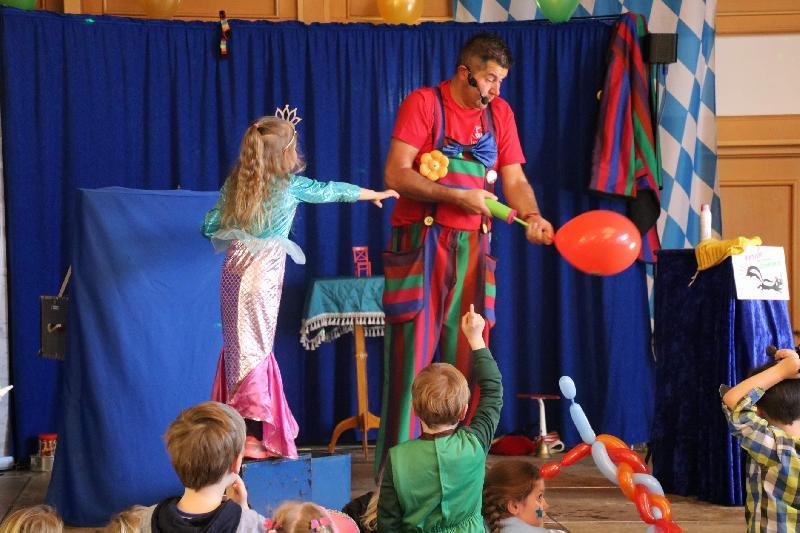 Absoluter Star beim ausverkauften Kinderfasching des Zwergerltreffs war der „Zauberer vom Hexenberg“. Er zog mit seinen Wortspielereien und Zauberkünsten Jung wie Alt in den Bann. - Foto von Werner Schulz