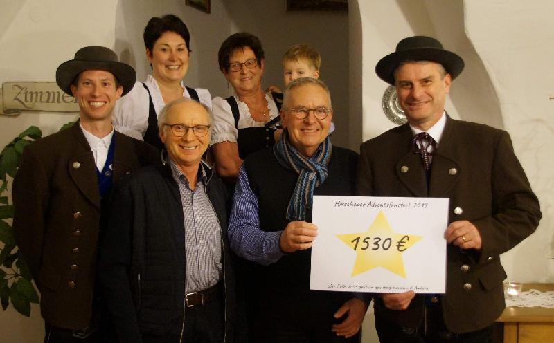 Der 19. Lebendige Adventskalender erbrachte den Rekorderlös von 1 530 Euro. Die Veranstalter, der Heimat- und Trachtenverein und der Gewerbeverband entschieden sich für den Hospizverein Amberg als Spendenempfänger. Bei der Scheckübergabe vorne v. l.: Michael Meier (1. Vors. HTV), Alfred Härtl (Vors. Gewerbeverband), Georg Fröhler (Vors. Hospizverein) und Gaston Lottner (2. Vors. HTV), hinten v. l.: Stephanie Riß, Sieglinde Meier und Emil Dolles. - Foto von Werner Schulz