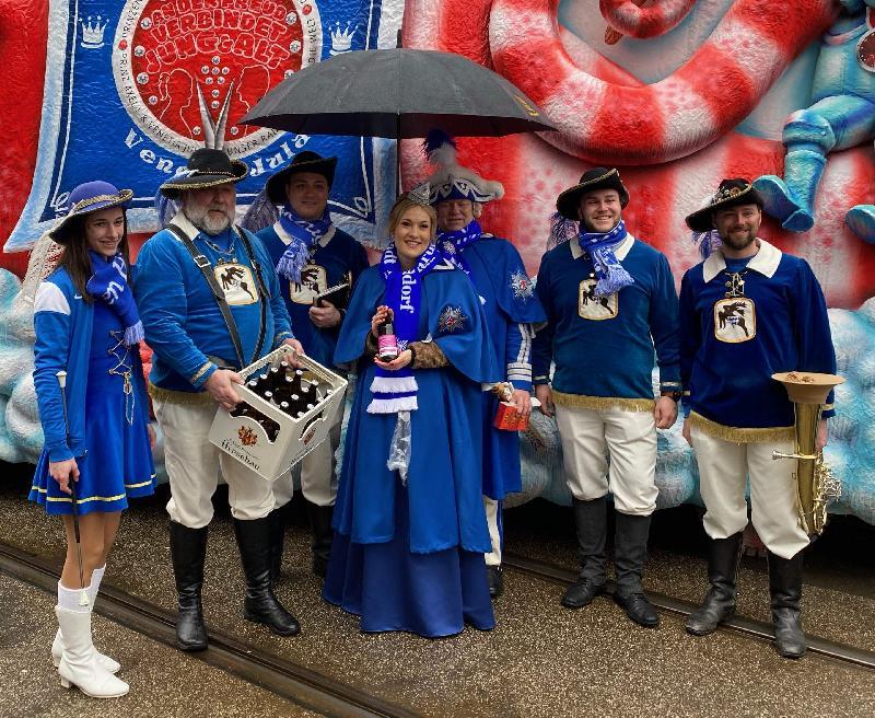 Die Hirschauer gehörten wieder zur Leibgarde von Prinz Axel I. und Venetia Jula. Damit beide unterwegs nicht unter Durst leiden mussten, erhielt sie einen Kasten Faschingsbier aus der Hirschauer Schlossbrauerei. V. l.: Majoretten-Chefin Marie Giehrl, Veteran Werner Stein, Musikzug-Chef Maximilian Stein, Venetia Jula, ihr Adjutant, Dirigent Wolfgang Vögele und 2. Vorstand Thomas Stark. - Foto von Werner Schulz