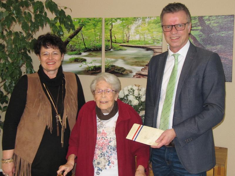 Zum 90 Geburtstag gratulieren Annemarie Plach .Bürgermeister Hermann Falk rechts und die Leiterin des St. Barbaraheims Astrid Geitner links. - Foto von Gerhard Fleischmann