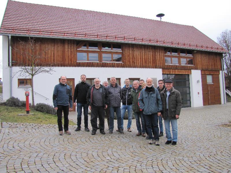 Eine Photovoltaikanlage auf dem Dach des Gemeinschafts- und Feuerwehrhauses in Steiningloh ist sinnvoll, die Bedingungen sind ideal. Dies war das Ergebnis eines Fachgesprächs, zu dem die Hirschauer SPD in den Ortsteil eingeladen hatte. 
Im Bild von links: Bürgermeisterkandidat Josef Birner, 5. von links Jürgen Stauber vom Solarförderverein Amberg-Sulzbach, 7. von links der ehemalige Energiebeauftragte der Stadt Hirschau Richard Birner, 3. von rechts SPD-Vorsitzender Günther Amann.
 - Foto von Amann Günther