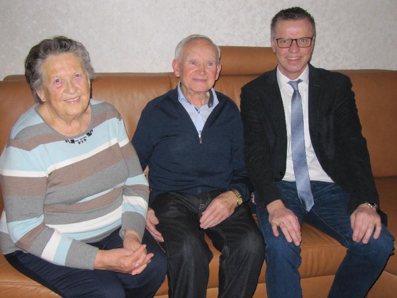 Alfred Bösl Mitte, freut sich zusammen mit seiner Frau Inge über die Glückwünsche die 1.Bürgermeister Hermann Falk im Namen der Stadt Hirschau und des Landrats überbrachte - Foto von Gerhard Fleischmann