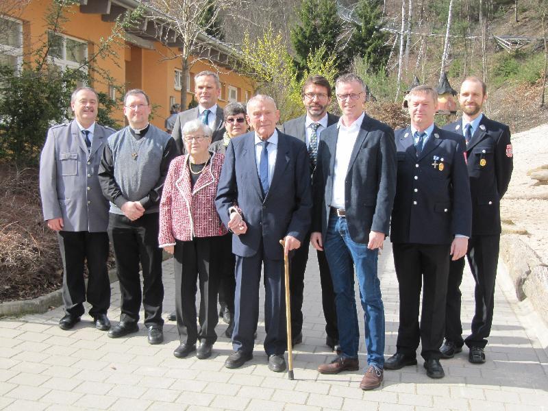 von links nach rechts: Kriegervereinsvorsitzender Peter Dotzler, Pfarrvikar Christian Preitschaft, Ehefrau Margarete (Meta), Sohn Herbert, Tochter Gerda, Jubilar Michael Biehler, Sohn Sepp, 1.Bürgermeister  Hermann Falk, Peter Hofmann 1. Vorstand Feuerwehr Peter Hofmann,  Markus Stauber 2. Vorstand Feuerwehr  - Foto von Gerhard Fleischmann