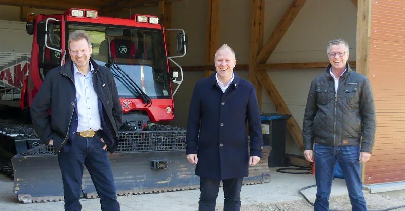 An den Kosten für den weiteren Ausbau des Rotbühler Langlaufzentrums beteiligten sich Schnaittenbach, Hirschau und Freudenberg. Bürgermeisterkandidat Marcus Eichenmüller informierte sich mit den zwei Nachbarbürgermeistern Hermann Falk aus Hirschau und Alwin Märkl aus Freudenberg über den Baufortschritt am Langlaufzentrum am Rotbühl-Sender. Bild: usc - Foto von Uschald