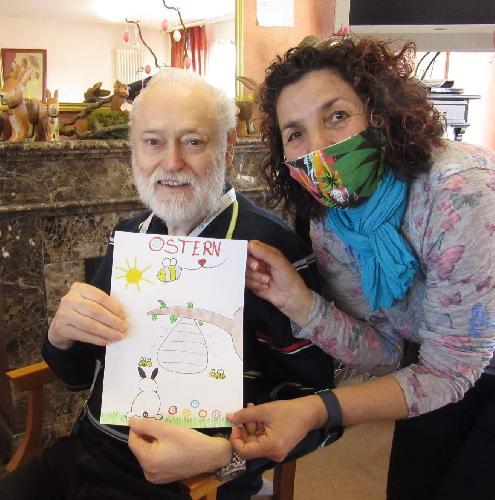 Schnaittenbacher Kinder verschiedener Altersgruppen gestalteten mit Buntstiften und Malkästen Bilder mit östlichen Motiven für die Seniorinnen und Senioren des Seniorenzentrums Evergreen. Betreuungsleiterin Sifa Heldmann dankte den jungen Künstler für die gelungene Überraschung und überreichte sie den ebenso begeisterten Heimbewohnern. - Foto von Werner Schulz
