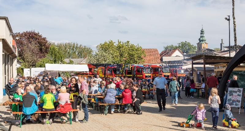 Seit fast vier Jahrzehnten eröffnet die Freiwillige Feuerwehr am 1. Mai mit ihrem Maifest die Hirschauer Festl-Saison. Heuer wird nichts daraus. Der Corona-Virus macht einen Strich durch die Rechnung. - Foto von Werner Schulz