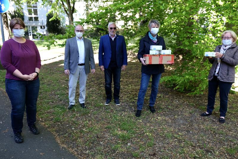 Insgesamt 1200 Schutzmasken kaufte der Lions-Club Amberg-Sulzbach ein. 300 davon gingen beispielsweise an den Sozialdienst katholischer Frauen (SkF), hier die Übergabe von links SkF-Geschäftsführerin Andrea Graf (SkF), Lions-Schatzmeister Hans Fürnkäs, Clubpräsident Peter Rückerl, Lions-Hilfswerk-Vorsitzende Dr. Marita Sagstetter und SkF-Vorsitzende Marianne Gutwein - Foto von Uschald