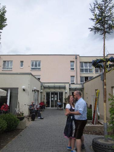 Der Corona-Pandemie zum Trotz wurde im Seniorenzentrum Evergreen ein zünftiges Maifest gefeiert, bei dem für das leibliche Wohl wie für abwechslungsreiche Unterhaltung gesorgt war. Erwin Meier spielte mit seiner Ziehharmonika munter auf. Pflegedienstleiterin Kristina Schwendner und ihr Mann Dominik, Hauswirtschaftsleiter des Heimes, schwangen dazu sogar munter das Tanzbein. - Foto von Werner Schulz
