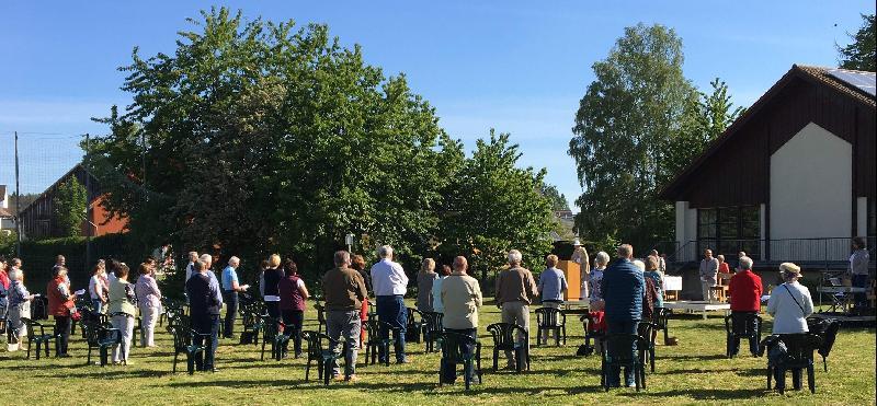 Zahlreiche Gemeindemitglieder besuchten am Feiertag Christi Himmelfahrt auf den Ex-Sportplatz der SpVgg Weiße Erde zum Festgottesdienst, den Stadtpfarrer Johann Hofmann (am Rednerpult) zelebrierte und Iryna Hermann (r.) musikalisch begleitete. - Foto von Werner Schulz