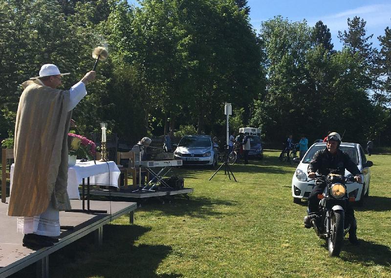 Vom Altarpodest aus besprengte Stadtpfarrer Johann Hofmann die an ihm vorbeifahrenden Fahrzeuge samt ihren Lenkern mit Weihwasser, so auch Stadtheimatpfleger Sepp Strobl auf seiner 600-er BMW, Baujahr 1975. Mit den Worten „Ja, öitza kenne’n erscht“ tauchte der Pfarrer den Weihwasserpinsel tief ein und besprengte den Biker mit einer extra großen Portion. - Foto von Werner Schulz