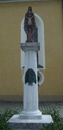 Maria ist die Schutzpatronin der Stadtpfarrkirche Mariä Himmelfahrt. Nördlich der Kirche steht auf dem Bischof-Bösl-Platz eine Mariensäule. Sie feiert dieses Jahr ihren 110. Geburtstag, wie ein ovales Kupferschild mit der Aufschrift „ANNO DOMINI 1910“ belegt. - Foto von Werner Schulz