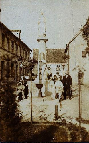 110 Jahre alte Mariensäule ursprünglich dekoratives Brunnenbeiwerk