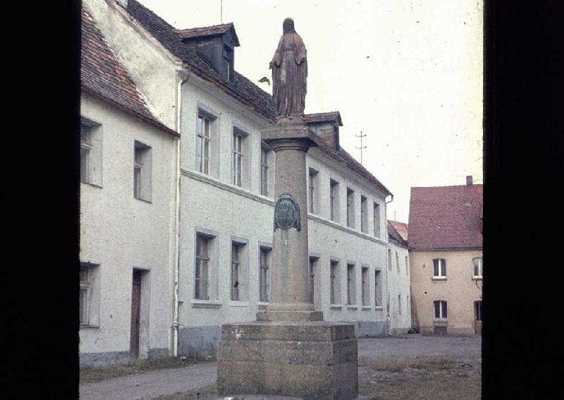 110 Jahre alte Mariensäule ursprünglich dekoratives Brunnenbeiwerk