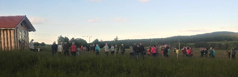Letzten Freitag feierten auf Einladung von Ortssprecher Erich Stauber ca. 50 Steiningloher Gläubige vor der dem hl. Norbert geweihten Kapelle gemeinsam mit Ruhestandspfarrer Eduard Feichtmeier eine Maiandacht zu Ehren der Mutter Gottes. - Foto von Werner Schulz