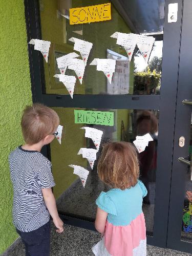Das Erzieherinnen-Team des St. Wolfgang-Kindergartens hielt und hält während der Corona-Zeit mit „To-Go-Aktionen“ Kontakt zu den Kindern und Eltern. Die allermeisten Kinder zeigten daran großes Interesse und holten ihre Aufträge an der KiTa-Haustür ab. - Foto von Werner Schulz