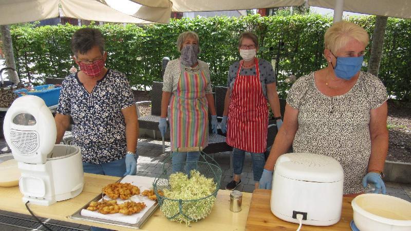 „So guate Hollerköichln möissat’s halt öfter geb‘n!“ Dieses Kompliment machten die Bewohner des Evergreen-Seniorenzentrums den AsF-Frauen, die sie beim Hollerfest mit frisch gebackenen Hollerköichln verwöhnten. V. l.: Marianne Hartmann, Margit Kaa-Glaser, Bärbel Grützner und Betti Bergmann. - Foto von Werner Schulz
