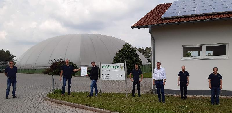 Die Anlage der WK Energie GmbH & Co. KG in Weiher-Kricklhof wurde vom Fachverband Biogas im Juni als „Biogasanlage des Monats“ ausgezeichnet. Die Urkunde überreichte dieser Tage Markus Bäuml (3.v.l.), Regionalreferent Süd-Ost des Fachverbandes, den Betreibern. V. l.: Karl Hanauer, Werner Wendl, Markus Bäuml, Michael Beck, Bürgermeister Hermann Falk, Laurenz Beck und Hermann Ott. Nicht im Bild: Norbert Stangl. - Foto von Werner Schulz