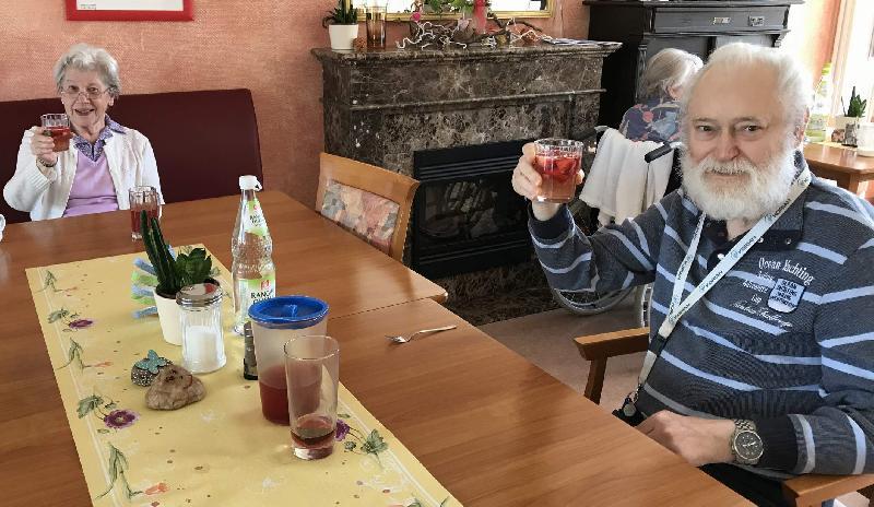 Evergreen-Senioren genießen Königin der Beerenfrüchte