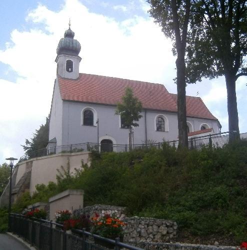 Noch vor der Amberger Mariahilfbergkirche war die Vierzehnnothelferkirche bis ins 18. Jahrhundert eine viel besuchte Wallfahrtskirche, insbesondere an ihrem Patroziniumstag Mariä Heimsuchung (2. Juli). Die Pfarrgemeinde kann ihn heuer aufgrund der Bestimmungen zur Corona-Pandemie (Hygienevorschriften, Abstandsregelung) nicht wie gewohnt in dem Kirchlein feiern. - Foto von Werner Schulz