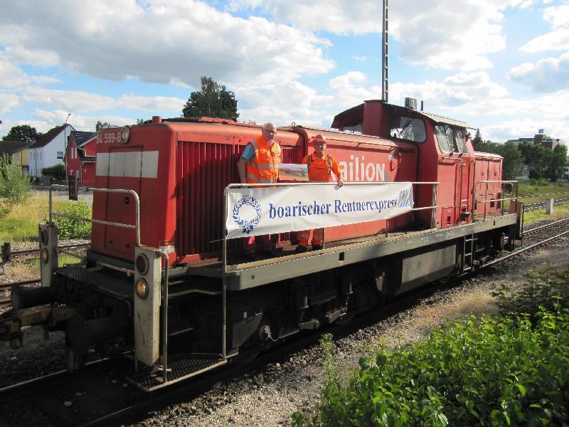 Claus Barth, links, Gruppenleiter Cargo Nordostbayern der Deutschen Bahn verabschiedet Franz Enderer nach 40 Dienstjahren in den Ruhestand. - Foto von Gerhard Fleischmann