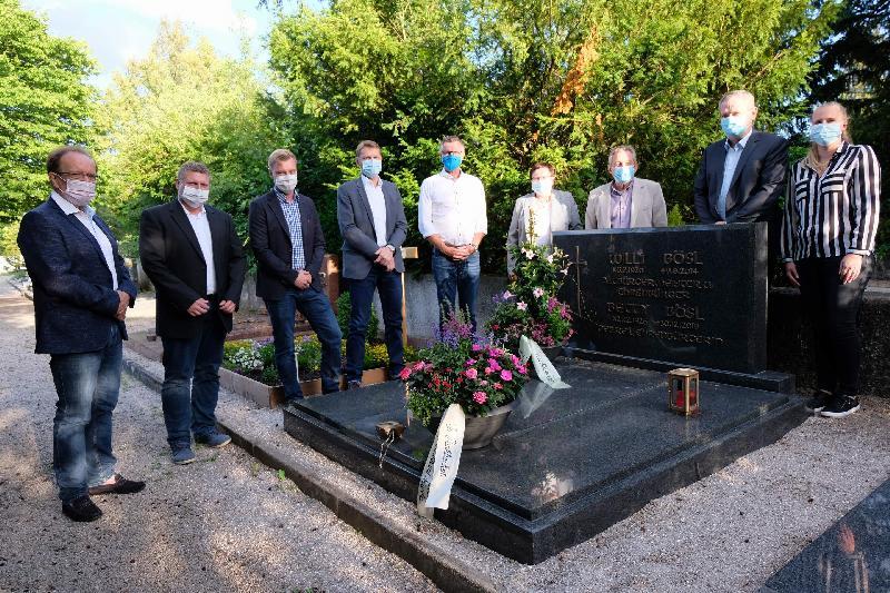 Am 6. Juli wäre Bürgermeister Willi Bösl 100 Jahre alt geworden. Die CSU-Fraktion traf sich an seinem 100 Geburtstag zum dankbaren Gedenken an seinem Grab. V. l.: Dr. Hans-Jürgen Schönberger, Martin Merkl, Manuel Falk, Fraktions-Chef Christian Gnan, Bürgermeister Hermann Falk, 2. Bürgermeisterin Bärbel Birner, CSU-Ehrenvorsitzender Werner Schulz, Josef Luber und Michaela Meier. - Foto von Werner Schulz