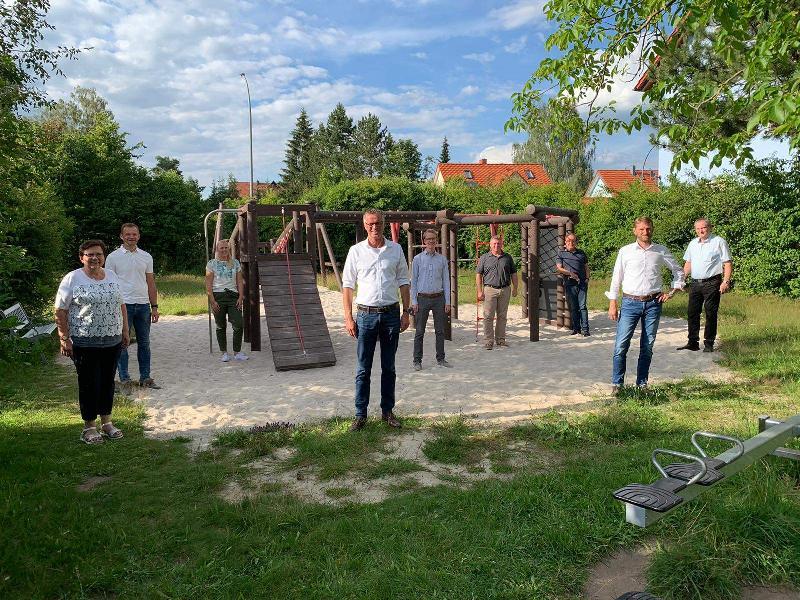 Die nahezu vollständige CSU-Stadtratsfraktion und Bürgermeister Hermann Falk nahmen bei einer Besichtigungstour die 20 Kinderspielplätze im Stadtgebiet unter die Lupe. Nicht alle sind so zeitgemäß auegestattet wie der „Am alten Brunnen“. V. l.: 2. Bürgermeisterin Bärbel Birner, 3. Bürgermeister Hermann Gebhard, Michaela Meier, Bürgermeister Hermann Falk, Vorsitzender Florentin Siegert, Martin Merkl, Dr. Hans-Jürgen Schönberger, Vorsitzender Christian Gnan und Josef Luber. - Foto von Werner Schulz