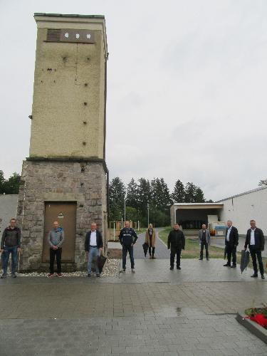 Zu einem Artenschutzturm soll der ehemalige Trafo beim Edekamarkt werden. Die Bauausschussmitglieder informierten sich vor Ort, mit 1.Bürgermeister Hermann Falk rechts - Foto von Gerhard Fleischmann