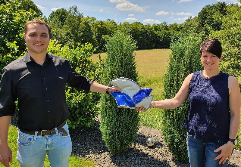 Das von Regina Merkl (r.) 2014 gesetzte zarte Pflänzchen Kindergarde ist unter der Obhut des Musikzugs und seines Vorsitzenden Maximilian Stein (l.) so gut gediehen, dass aus der Garde mit Wirkung vom 7. Juli ein eigenständiger Verein geworden ist – die Faschingsgesellschaft „Narrhalla Hirschau e.V.“. Die Trennung erfolgt in bestem beiderseitigem Einvernehmen. Symbolisch dafür gibt der Musikzugvorstand seine Narrenkappe an die Narrhalla-Präsidentin zurück. - Foto von Werner Schulz