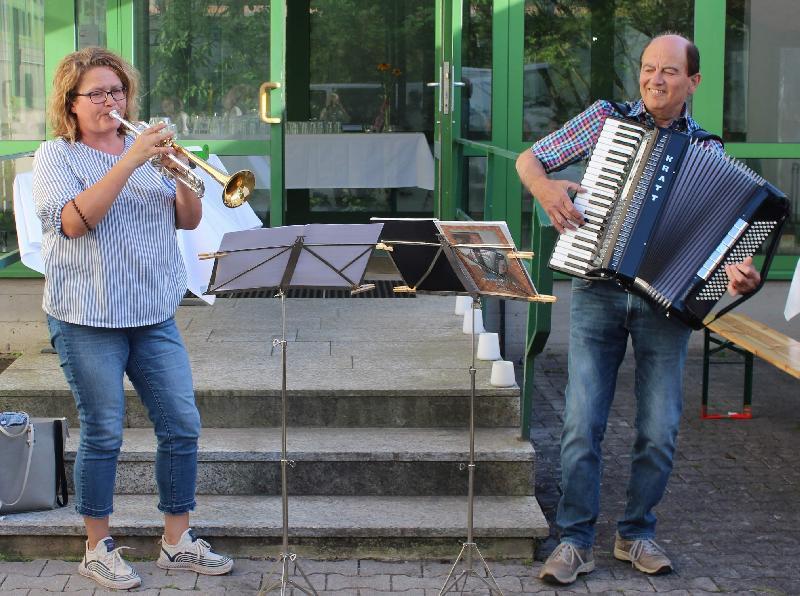 Nach 43 Jahren, 25 davon an der Hirschauer Grundschule, wurde Lehrer Alois Feyrer (r.) in den Ruhestand verabschiedet. Rektorin Birgit Härtl hatte ihn in ihrer Laudatio als „Musikfachmann der Schule“ bezeichnet. Alois Feyrer verabschiedete sich denn auch musikalisch. Er griff zu seinem Akkordeon, Fachlehrerin Regina Rester-Achhammer (l.) zur Trompete – und beide ließen eine flotte Polka erklingen. - Foto von Werner Schulz