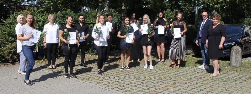 Nach dreijähriger Ausbildung schafften neun Frauen und zwei Männer ihr Examen als Altenpfleger. Staatspreise für besondere Leistungen erhielten Anna-Maria Augsberger (Vierte von links) und Heidelinde Hagel (Sechste von rechts). Bild: Uschald - Foto von Uschald