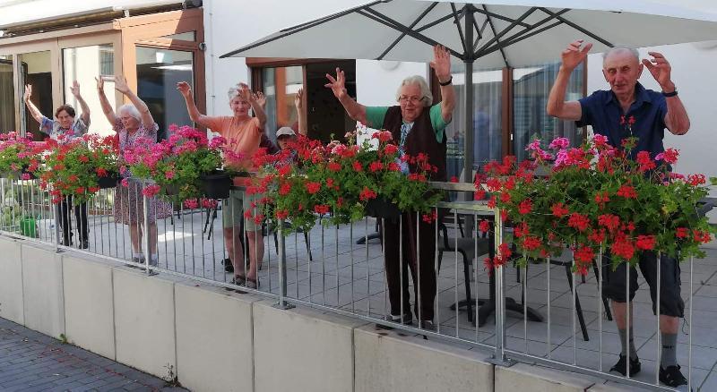 Mit Leidenschaft und akribischer Sorgfalt pflegen die Gäste der Solitären Tagespflege St. Barbara die Geranien-Blütenpracht in den Balkonkästen auf ihrer Terrasse. Das Gießen wie das Ausputzen haben ihren festen Platz im täglichen Aufenthaltsprogramm der Einrichtung. - Foto von Werner Schulz