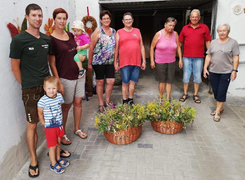 Alljährlich treffen sich am Vorabend des Feiertags Mariä Himmelfahrt Mitglieder des Heimat- und Trachtenvereins im Anwesen von Edwin und Anna Maria Steinl zum Binden der Kräuterbuschen, die tags darauf in der Stadtpfarrkirche von Ruhestandspfarrer Konrad Kummer gesegnet werden. V. l.: Vorstand Michael Meier, Emil, Silke und Paula Dolles, Sieglinde und Christian Meier, Anna Maria Steinl, Alfred Naber und Helga Zach.
 - Foto von Werner Schulz