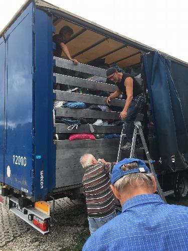 Ca. 8 Tonnen Altpapier und 8 Tonnen Altkleider verluden Kolping-Vorstand Siggi Schorner (auf der Leiter) und sein Helferteam am Samstag bei der Räumung der Altkleidersammelstelle auf das polnische LKW-Gespann. Gehörig ins Zeug legen mussten sie sich beim Unterbringen der Altkleider auf dem Anhänger, der bis unters Dach vollgestopft wurde. Der Stadel wird in den nächsten Wochen vom Obst- und Gartenbauverein selbst genutzt.  - Foto von Werner Schulz