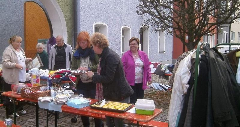 Der 43. Herbst-Flohmarkt der CSU Frauen-Union findet trotz der Corona-Pandemie am Freitag, 11. September, von 9.30 bis 17 Uhr statt. Die ausgewiesene Verkaufsfläche befindet sich vor dem Steingutmuseum der Familie Hoffmann auf dem Bischof-Bösl-Platz nördlich der Stadtpfarrkirche. - Foto von Werner Schulz